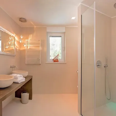 Sleeps 12 With Pool Air Con And Wifi