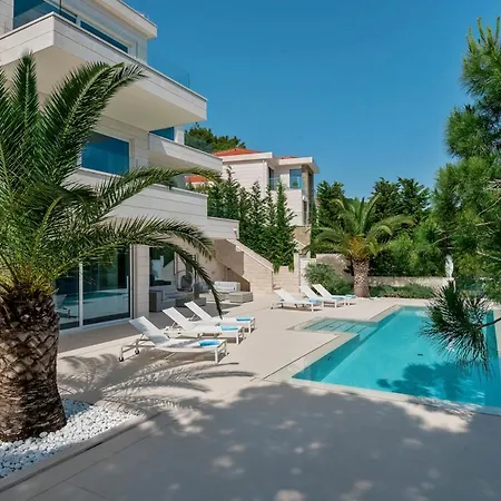 Sleeps 12 With Pool Air Con And Wifi * Sumartin