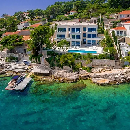 Sleeps 12 With Pool Air Con And Wifi