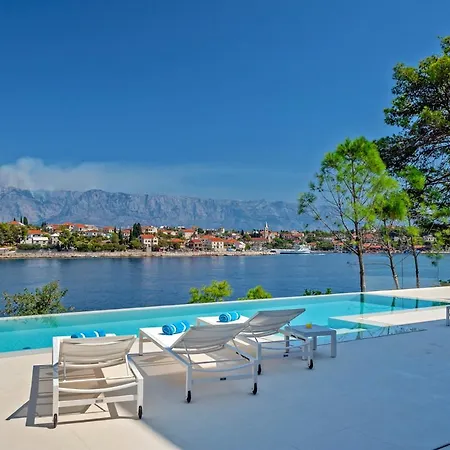 Sleeps 12 With Pool Air Con And Wifi