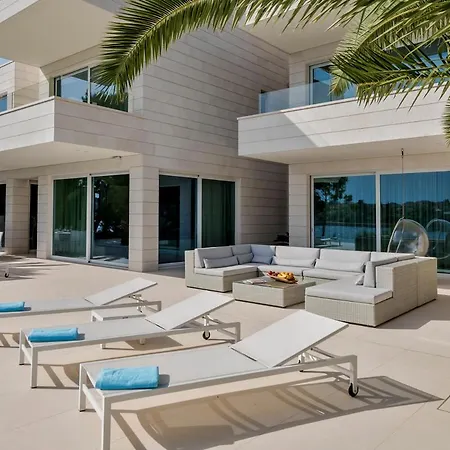 Villa Sleeps 12 With Pool Air Con And Wifi Sumartin