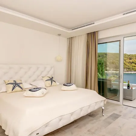 Sleeps 12 With Pool Air Con And Wifi
