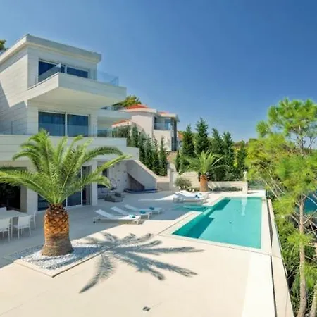 Sleeps 12 With Pool Air Con And Wifi Sumartin