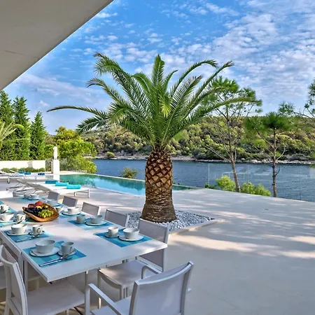 Sleeps 12 With Pool Air Con And Wifi