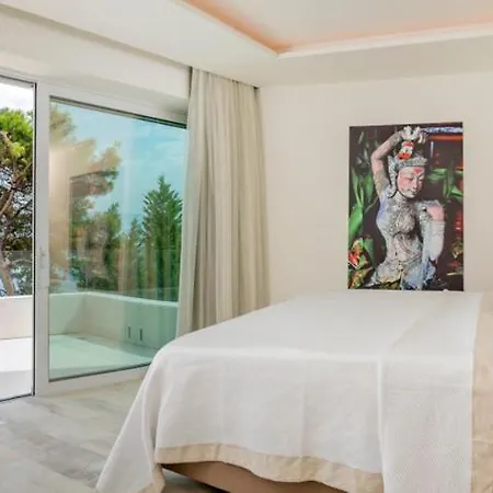 Sleeps 12 With Pool Air Con And Wifi * Sumartin