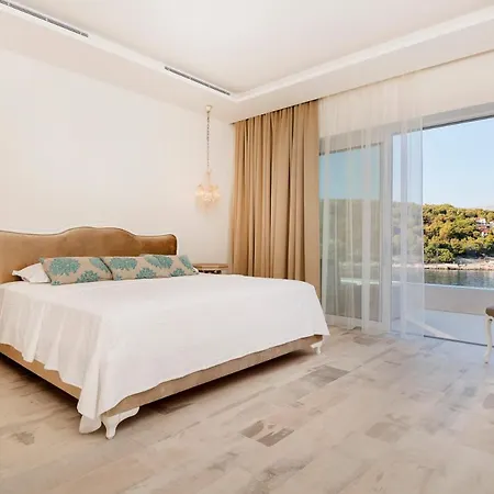 Sleeps 12 With Pool Air Con And Wifi Sumartin