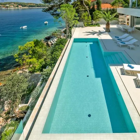 Sleeps 12 With Pool Air Con And Wifi