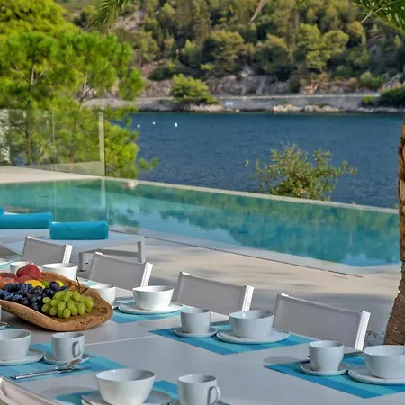 Sleeps 12 With Pool Air Con And Wifi Sumartin