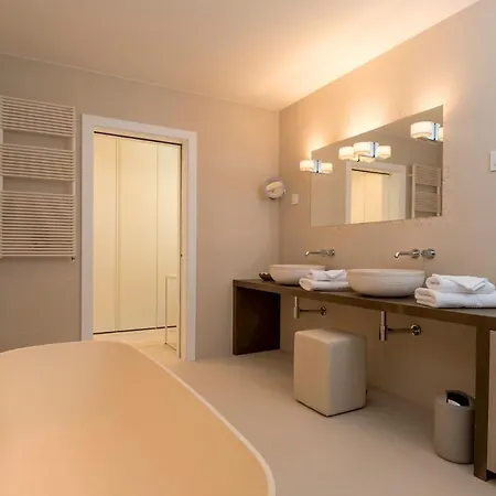 Sleeps 12 With Pool Air Con And Wifi * Sumartin